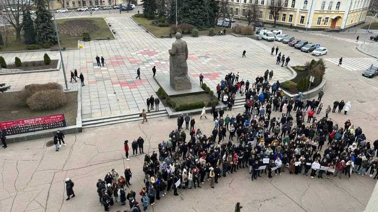 Пікет під Житомирської ОВА з вимогою зупинити проведення реорганізації їх шляхом приєднання до Житомирського держуніверситету ім Франка, 21 березня 2024 року.