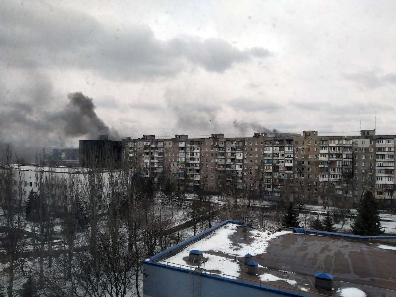 Пожежа в будинку на вулиці Купріна після обстрілів. Фото зроблено з будівлі обласної лікарні