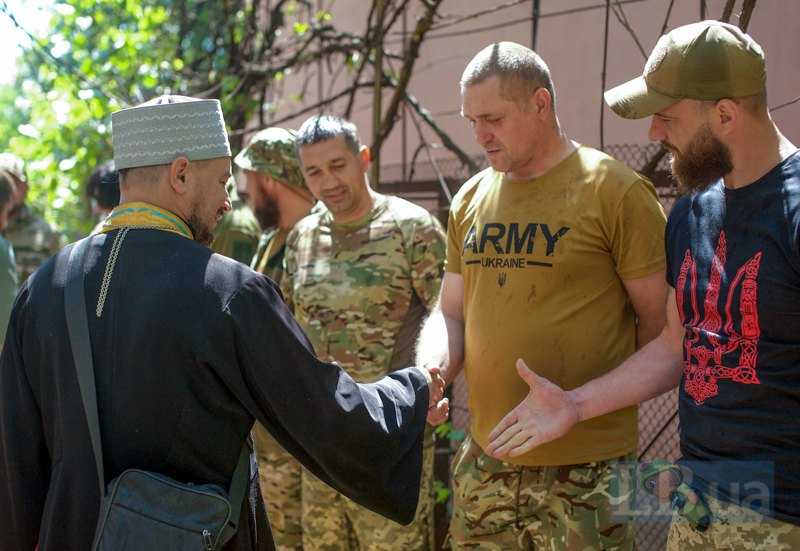 Отець Владислав вітає бійців 