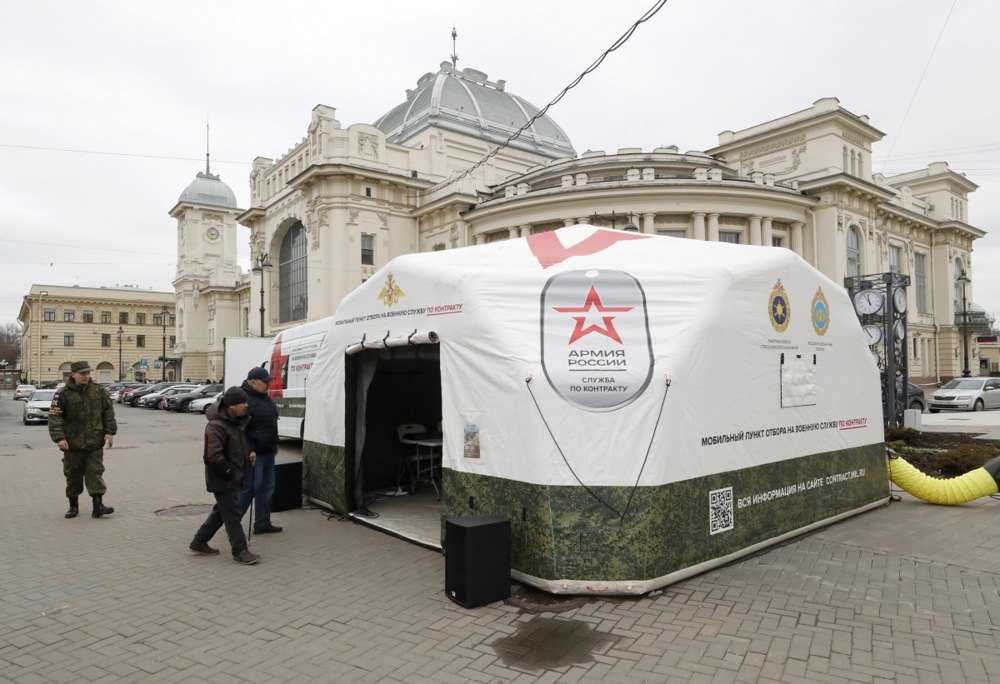  Мобільний вербувальний центр перед залізничним вокзалом в центрі Санкт-Петербурга, 17 квітня 2024 року. 