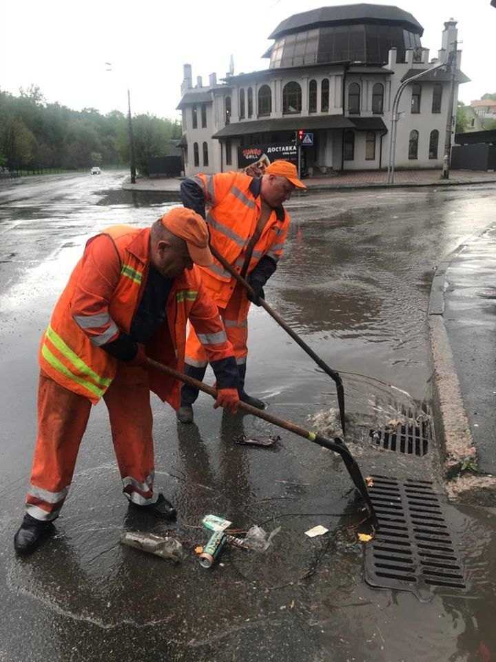 Комунальники очищають зливостоки від бруду, листя й сміття.