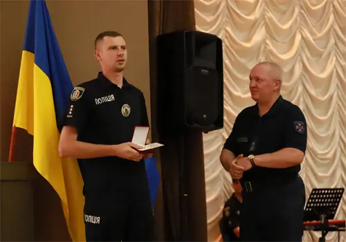 На Хмельниччині нагородили поліцейських, які врятували чоловіка із палаючого авта