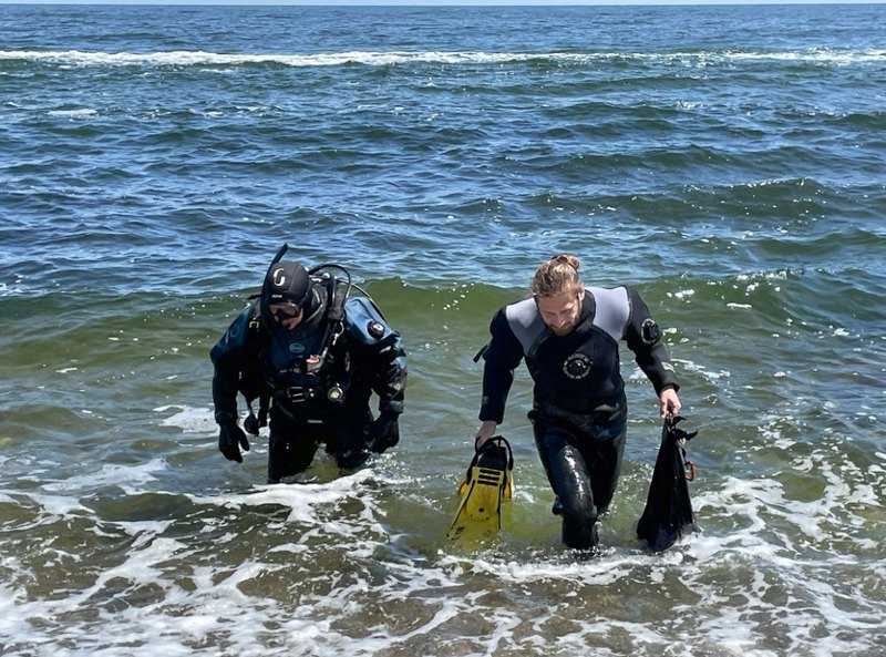 Дайвери Інституту морської біології Олександр Куракін і Максим Мартинюк після відбору зразків в Одеській затоці