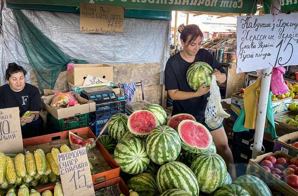 Продавчиня кавунів Олена на Привозі