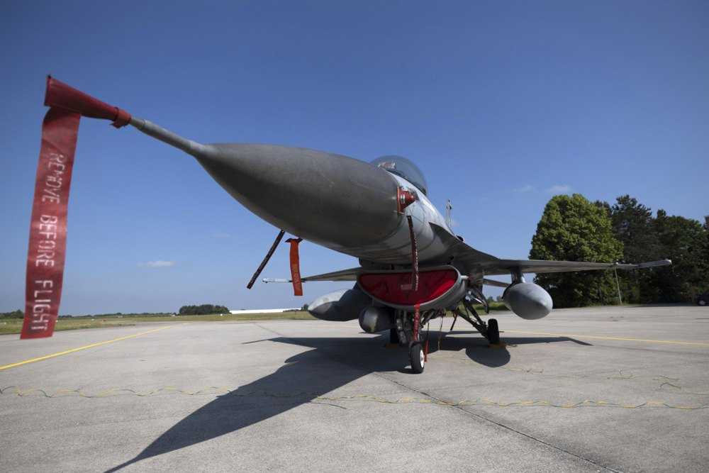 Винищувач <i>F-16</i> ВПС Греції на базі під час навчань НАТО <i>Air Defender</i> у Лехфельді, Німеччина, 9 червня 2023 року.”> Винищувач <i>F-16</i> ВПС Греції на базі під час навчань НАТО <i>Air Defender</i> у Лехфельді, Німеччина, 9 червня 2023 року.</p>



<p>Основного впливу з гранично малих висот зазнають, ймовірно, російська піхота й тактичний тил. Терміни вичерпання запасів пострадянської техніки у ворога — попередньо, друга половина 2025 року (не те, що згорить останній танк, але підйом зі зберігання стане штучним). Дедалі більше мотоциклів, баґі, квадроциклів на передку, наступи у стилі «на Вовчанськ» з носіями та водовозами ногами, перевезення мін до міномета мопедами — усе це під пильною увагою наших партнерів.</p>



<blockquote class=