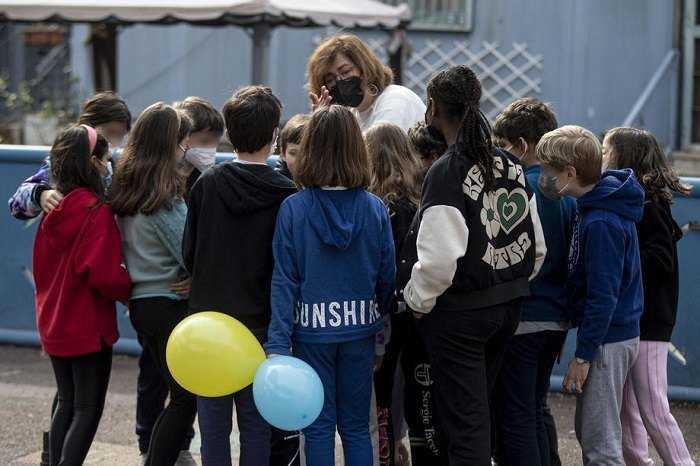 Двох хлопчиків з України вітають, коли вони прибувають до дитячого садка <i>Padre Lais</i> у Римі, Італія, 17 березня 2022 року