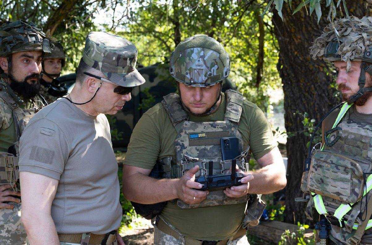 Головком Олександр Сирський спілкується з військовослужбовцями ЗСУ під час візиту на східний напрямок фронту , 19 липня 2024