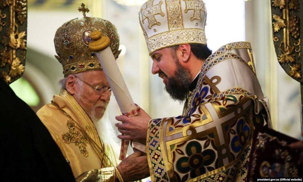 Вселенський патріарх Варфоломій вручає томос про автокефалію Главі Православної церкви України митрополиту Епіфанію в Стамбулі, 6 січня 2019 року