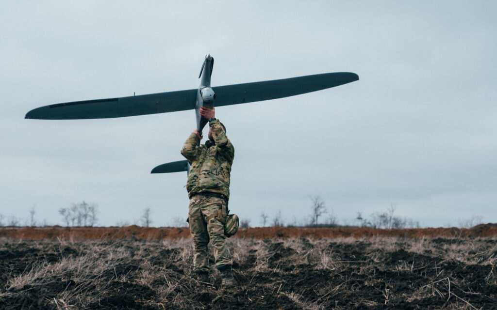 Командир екіпажу розвідувальних БПлА РУБАКА «Поляк» готує безпілотник FlyEye, який запускається з рук і не потребує для цього додаткових пристроїв..