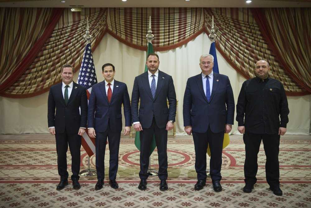 Делегеції США та України позують для спільного фото після перемовин.