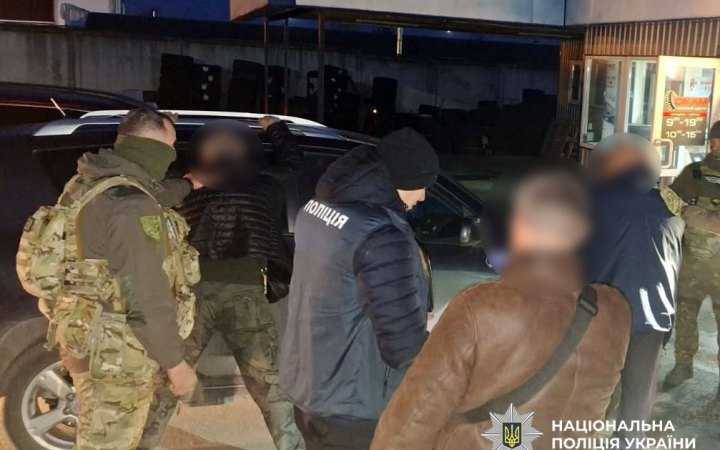 Викрили працівників благодійної організації та псевдоволонтерів, які торгували гуманітарними авто