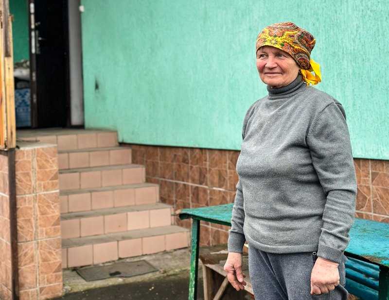 Пані Люба біля будинку