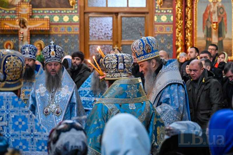 Глава УПЦ МП митрополит Онуфрій (праворуч) та митрополит Антоній ( Паканіч) ліворуч під час хіротонії 