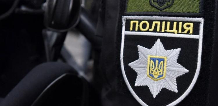 На Хмельниччині водій протягнув поліцейську на капоті авто та втік: у поліції проводять розслідування