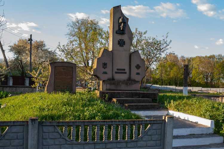 Село на Хмельниччині з «Хрестом Вікторії» та загадковими склепами