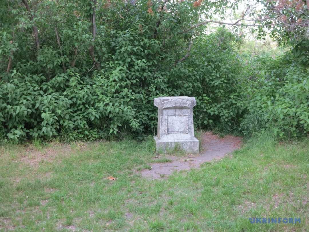 Тут спочиває улюблена болонка княгині