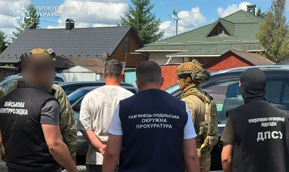На Хмельниччині викрито канал нелегального перетину кордону з Румунією.
На Хмельниччині піймали організатора незаконного переправлення до Румунії.
Хмельниччина: викрито схему незаконного перетину кордону з Румунією.
Організатора незаконного перетину держкордону з Румунією затримано на Хмельниччині.