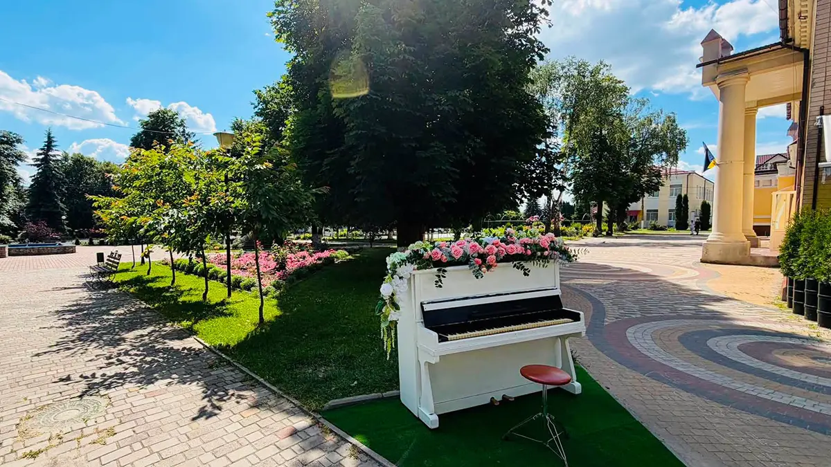 <h2>У Дунаївцях діти нищать нову фотозону: влада закликає батьків</h2>
<p><strong>Ідеї для назви:</strong></p>
<ul>
<li>
<p><strong>Гостра тематика:</strong></p>
<ul>
<li>Дунаївці: фотозону знищено, страждають діти? Влада просить батьків.</li>
<li>Атака на яскраву фотозону в Дунаївцях: влада звертається до батьків.</li>
<li>Руйнування фотозони в Дунаївцях: влада шукає пояснень у батьків.</li>
</ul>
</li>
<li>
<p><strong>Акцент на відповідальності:</strong></p>
<ul>
<li>Фотозона в Дунаївцях під загрозою: влада просить батьків виховати повагу.</li>
<li>Молодь нищить фотозону в Дунаївцях: влада звертається до батьків з проханням.</li>
<li>Дунаївці: нову фотозону руйнують. Влада закликає батьків до діалогу.</li>
</ul>
</li>
<li>
<p><strong>Більш описові:</strong></p>
<ul>
<li>Шкода для Дунаївців: діти нищать нову фотозону, влада просить допомоги батьків.</li>
<li>Тривожні новини з Дунаївців: діти паплюжать фотозону, влада звертається до батьків.</li>
</ul>
</li>
</ul>
<p><strong>Вибирайте варіант, який найкраще відповідає вашим потребам!</strong></p>