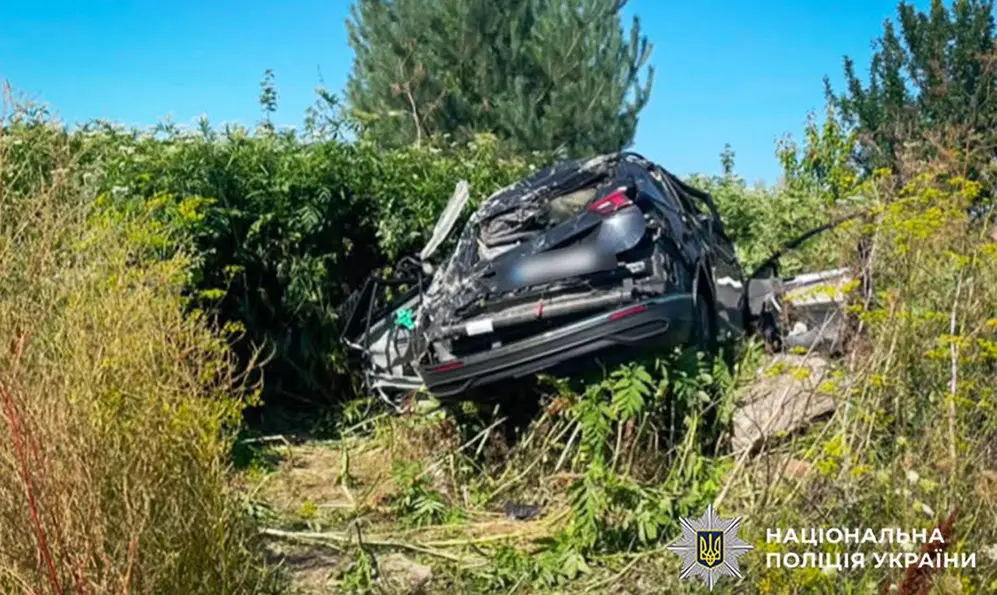 Жахлива аварія на Хмельниччині: водій легковика загинув, пасажирку госпіталізовано.