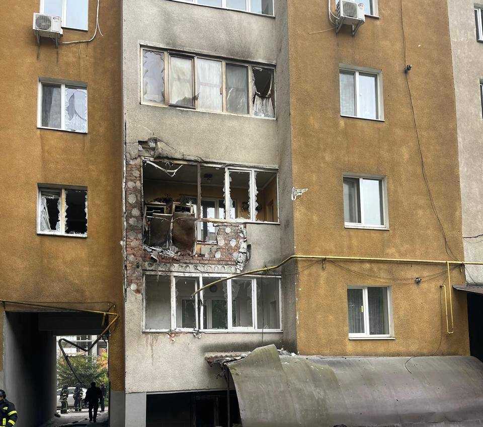 Хмельницький під ударом: БПЛА влучив у житловий будинок