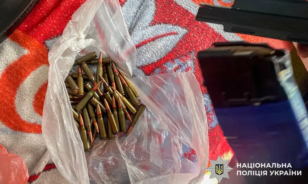 Славута: 23-річний під судом за незаконне зберігання зброї