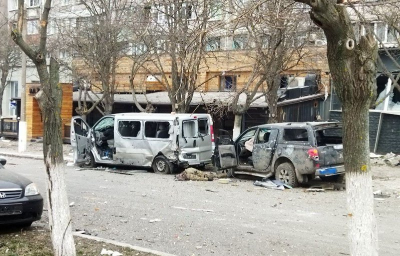 Розстріляні авто й тіла військовослужбовців поблизу офісу Мальтійської служби, березень 2022